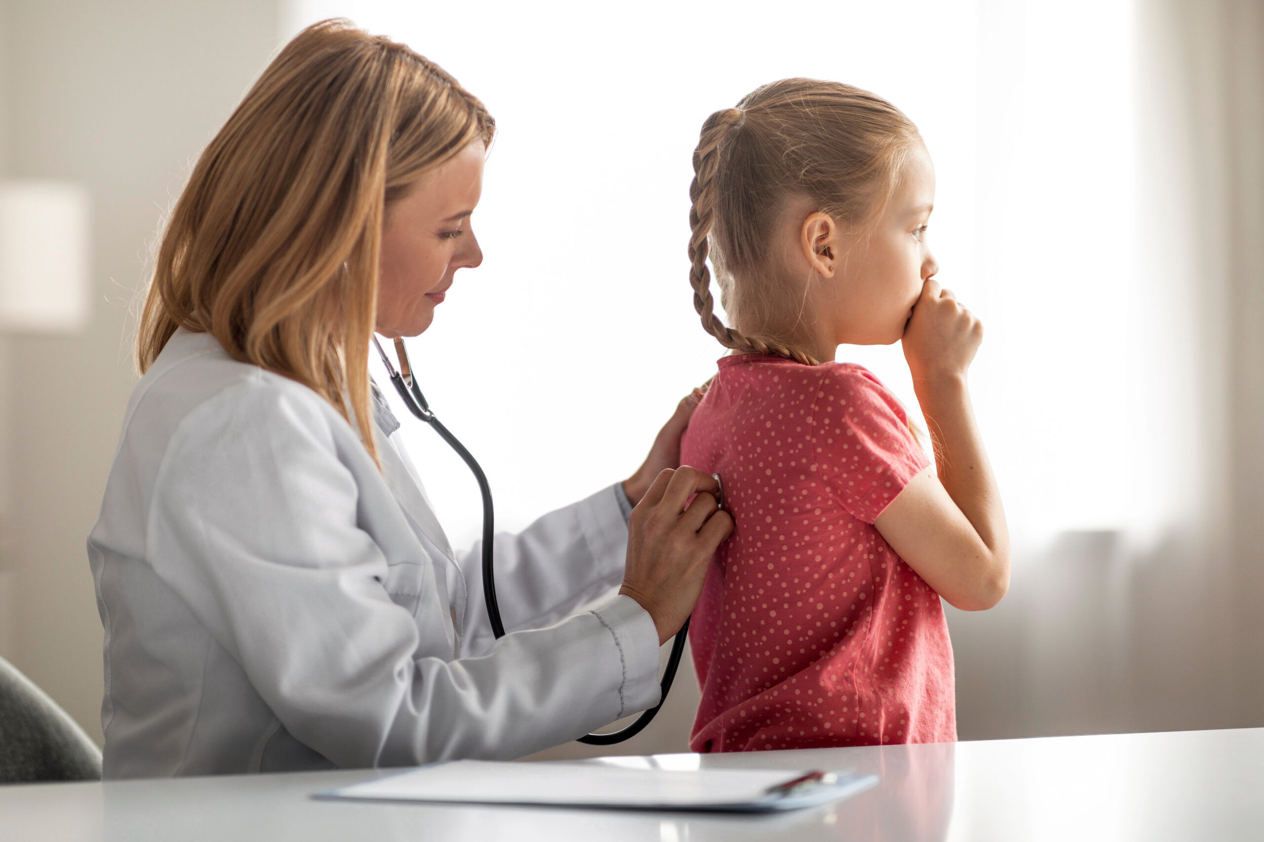 m&eacute;dica examinando crian&ccedil;a