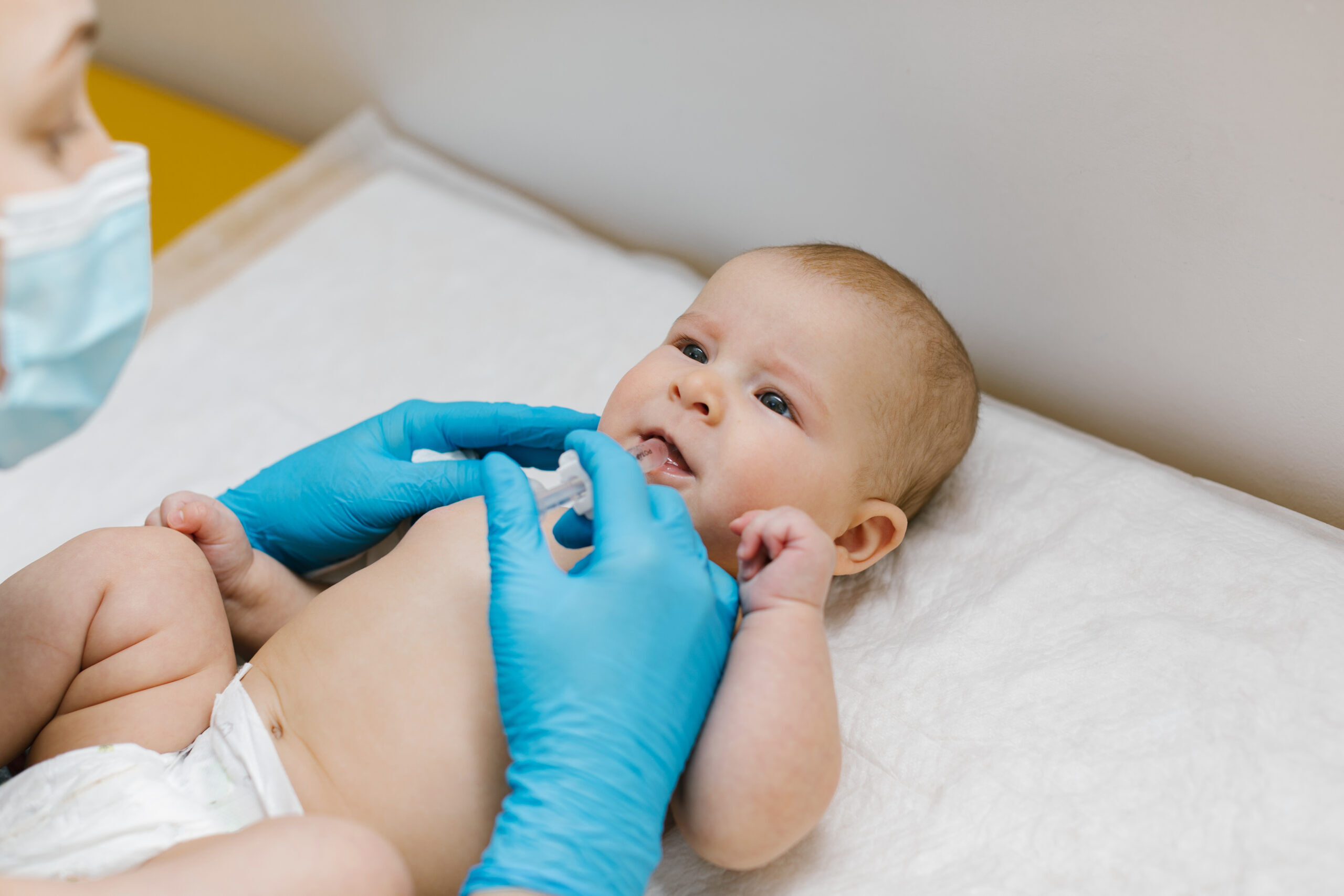 beb&ecirc; recebendo vacina oral rotav&iacute;rus